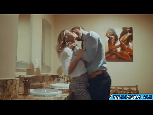 ❤️ Kiam belplena blondulo delogas vin en publika necesejo Porno ĉe eo.assistdoctor23.ru